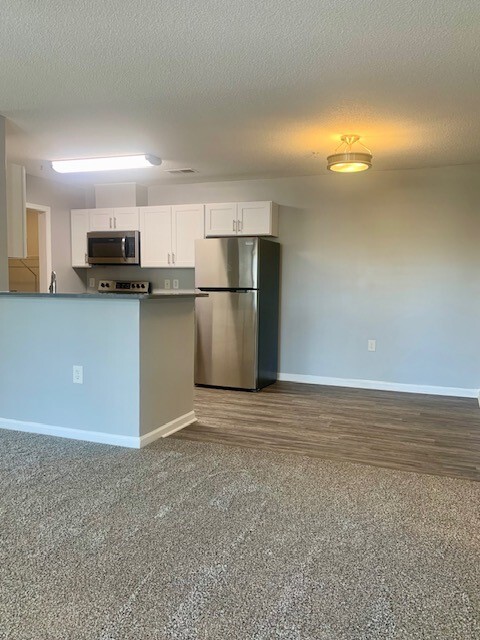 Charleston Place Apartment Homes in Jacksonville, NC - Building Photo - Building Photo