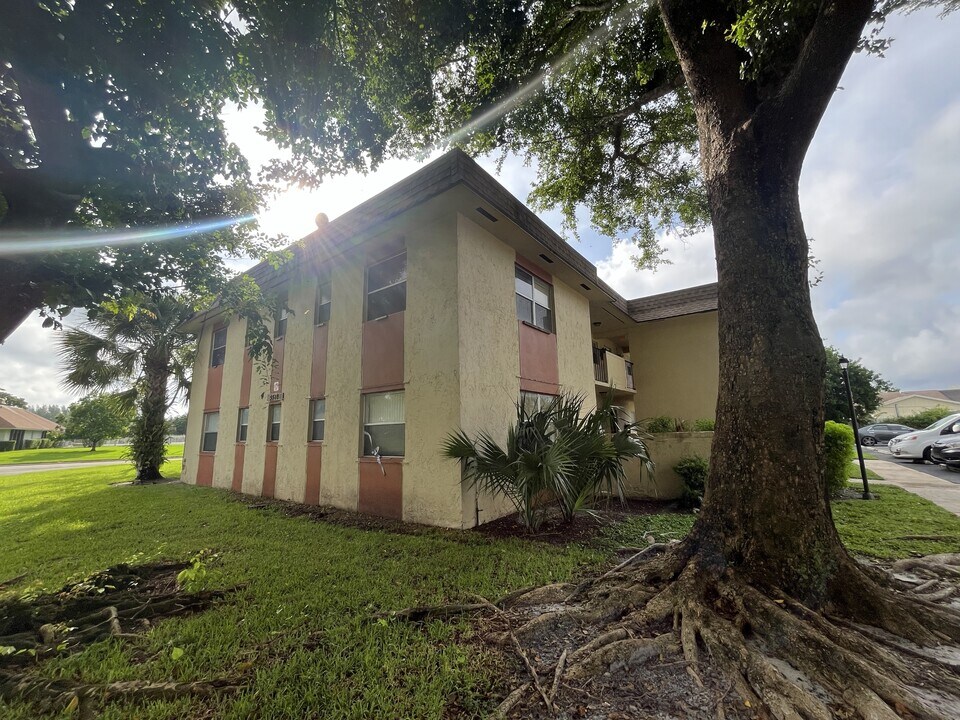 5510 W Lakewood Cir in Margate, FL - Building Photo