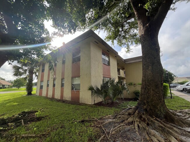 property at 5510 W Lakewood Cir