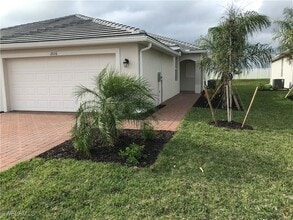 2016 Vermont Ln in Naples, FL - Foto de edificio - Building Photo