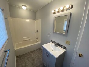 818 Alpine Ave NW in Grand Rapids, MI - Building Photo - Building Photo