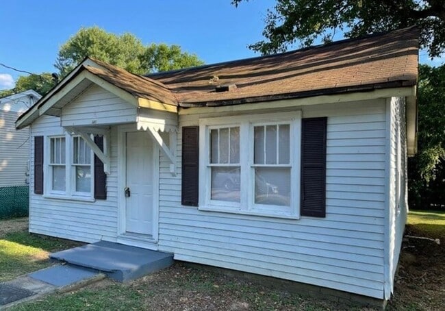 property at 304 E 18th St