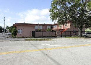 Royal Oak Apartments in North Miami, FL - Building Photo - Building Photo