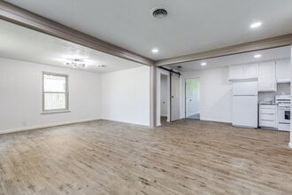 5241 E Berry St in Fort Worth, TX - Foto de edificio - Building Photo