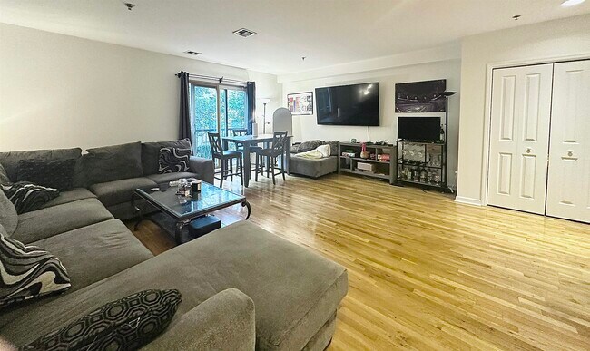 536 Grand St in Hoboken, NJ - Building Photo - Building Photo