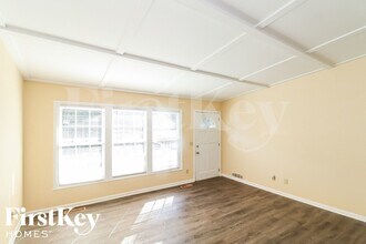 2450 Rolling View Dr in Smyrna, GA - Foto de edificio - Building Photo