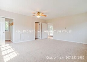 111 Scott Dyer Rd in Cape Elizabeth, ME - Building Photo