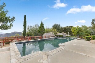 28720 Sandhurst Way in Escondido, CA - Building Photo
