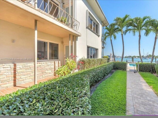 1130 Venetian Way in Miami Beach, FL - Foto de edificio - Building Photo