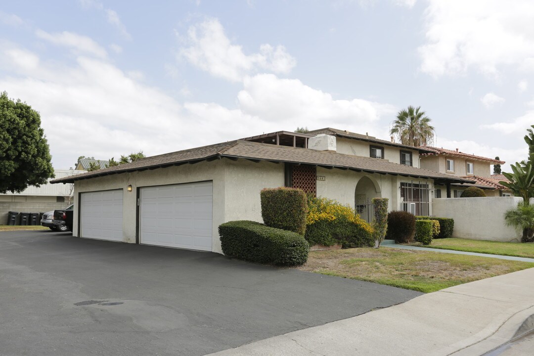 2605 E Almond Ave in Orange, CA - Building Photo