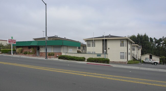 Solis Apartments in El Sobrante, CA - Foto de edificio - Building Photo