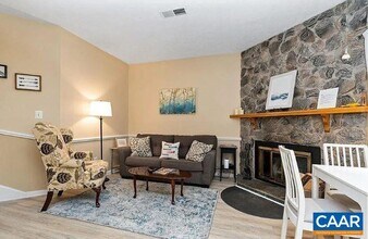 718 Laurelwood in Roseland, VA - Building Photo - Building Photo