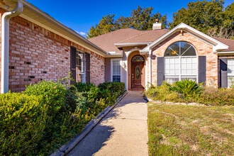 813 Magnolia Bayou Blvd in Ocean Springs, MS - Foto de edificio - Building Photo