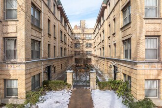 1358 W Greenleaf Ave in Chicago, IL - Building Photo - Building Photo