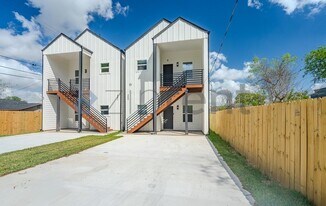 303 Cartersville St in Houston, TX - Building Photo