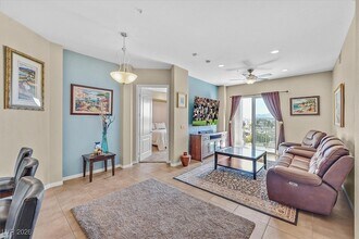 62 E Serene Ave in Las Vegas, NV - Foto de edificio - Building Photo