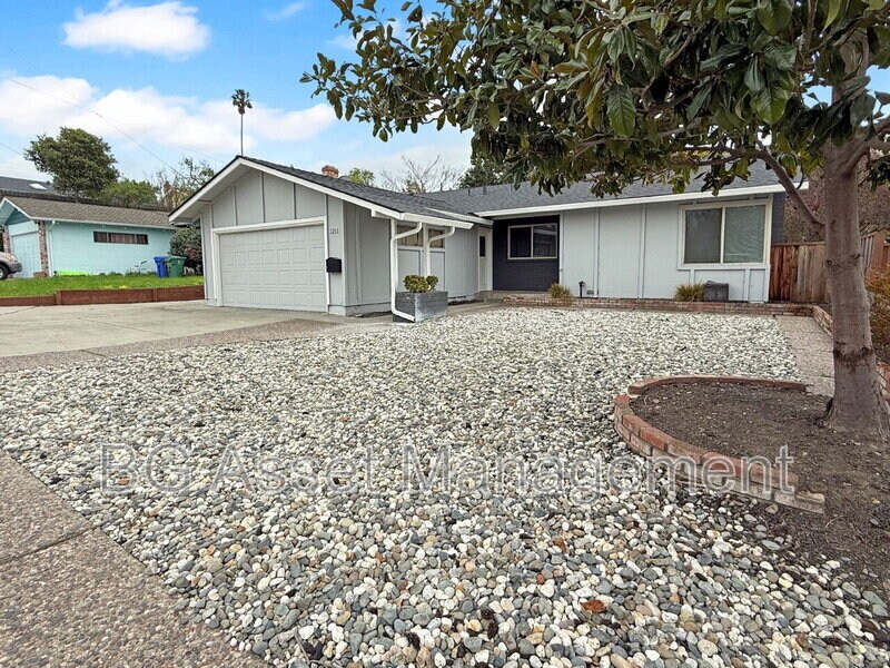 1211 Hazel St in Pinole, CA - Foto de edificio