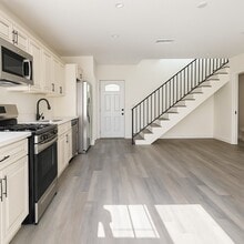 7344 Topeka Dr in Reseda, CA - Building Photo - Building Photo