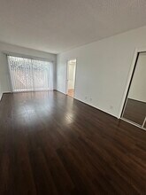 1722 S Barrington Ave, Unit 4 in Los Angeles, CA - Foto de edificio - Building Photo