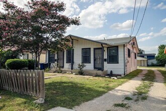 2611 W French Pl in San Antonio, TX - Building Photo - Building Photo