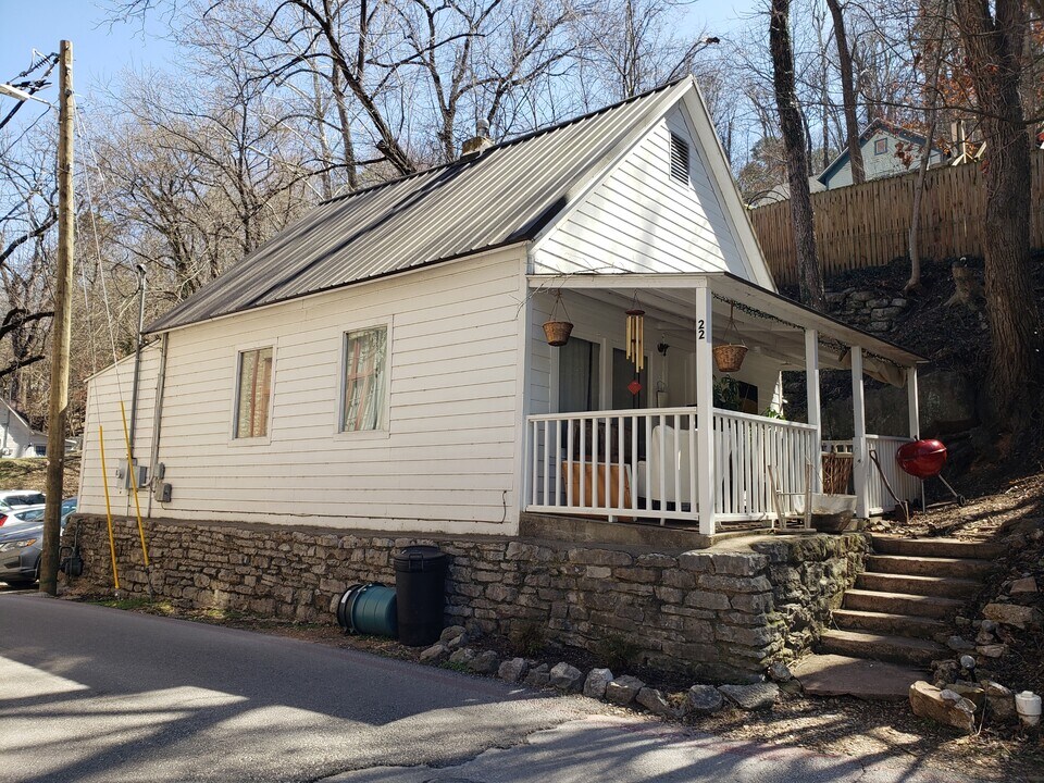 22 First St in Eureka Springs, AR - Building Photo