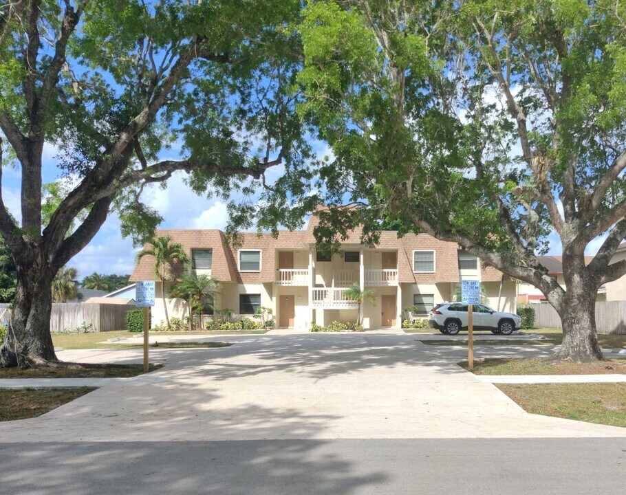 1580 Montauk Dr in Wellington, FL - Building Photo