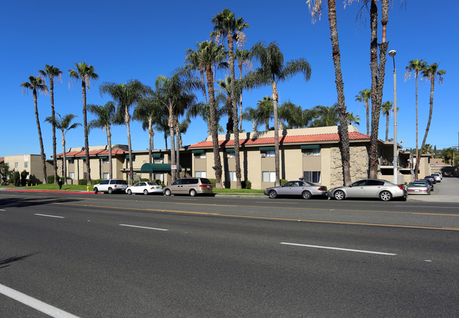 Palm West Apartments in La Habra, CA - Foto de edificio - Building Photo