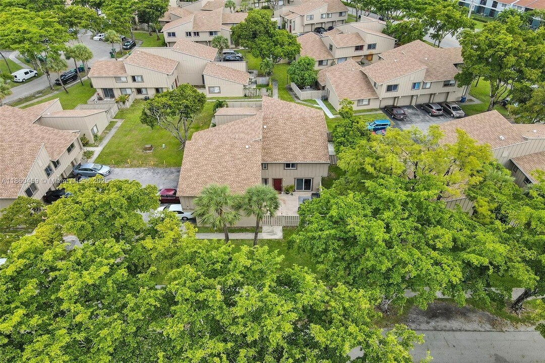 5613 NW 21st St in Lauderhill, FL - Building Photo