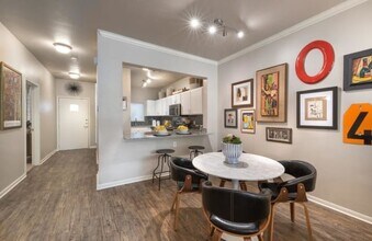 7927 Forest Ln, Unit 1007 in Dallas, TX - Foto de edificio - Building Photo