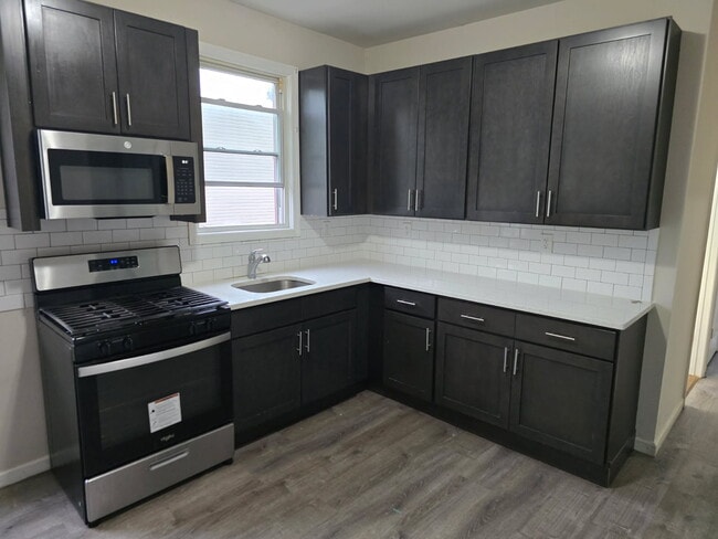 584 Hunterdon St, Unit 3