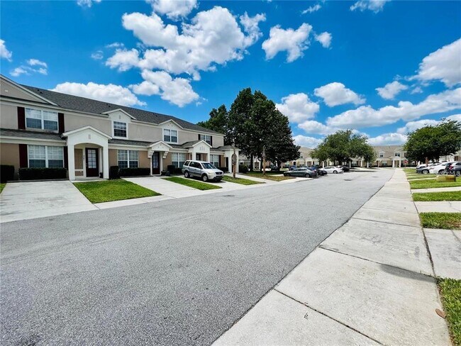 2413 Silver Palm Dr in Kissimmee, FL - Foto de edificio - Building Photo