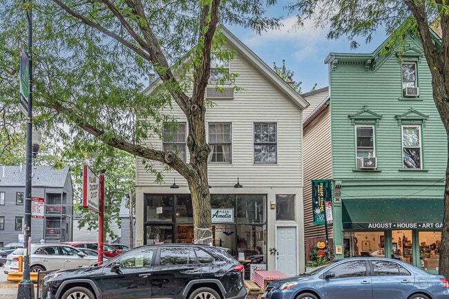property at 2111 W Roscoe St