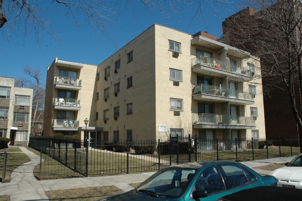 1640 W Sherwin Ave in Chicago, IL - Building Photo