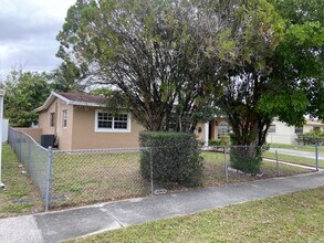 17120 NW 10th Ct in Miami, FL - Foto de edificio - Building Photo