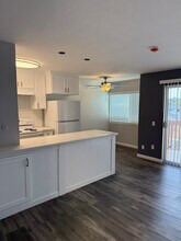 966 W 11th St in Los Angeles, CA - Building Photo - Building Photo
