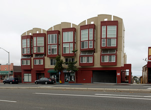 Vista Grande Apartments in Daly City, CA - Building Photo - Building Photo