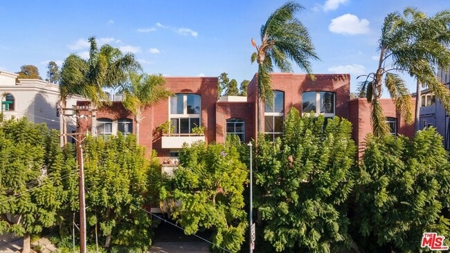 410 S Barrington Ave in Los Angeles, CA - Foto de edificio - Building Photo