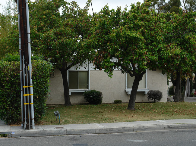 2635 Santa Ana Ave in Costa Mesa, CA - Foto de edificio - Building Photo
