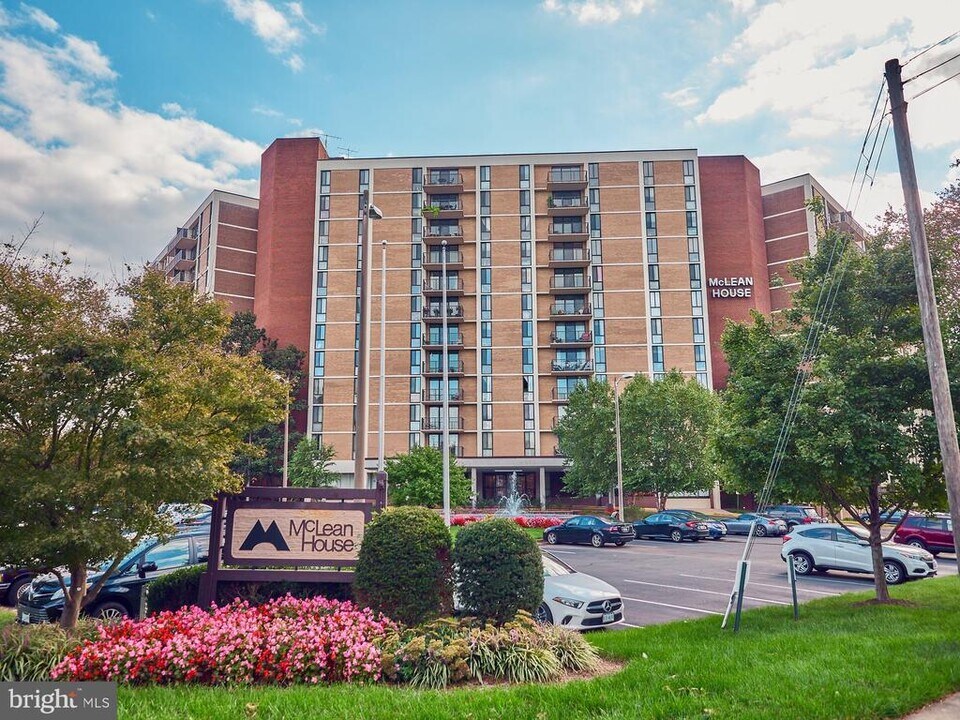 6800 Fleetwood Rd in McLean, VA - Building Photo