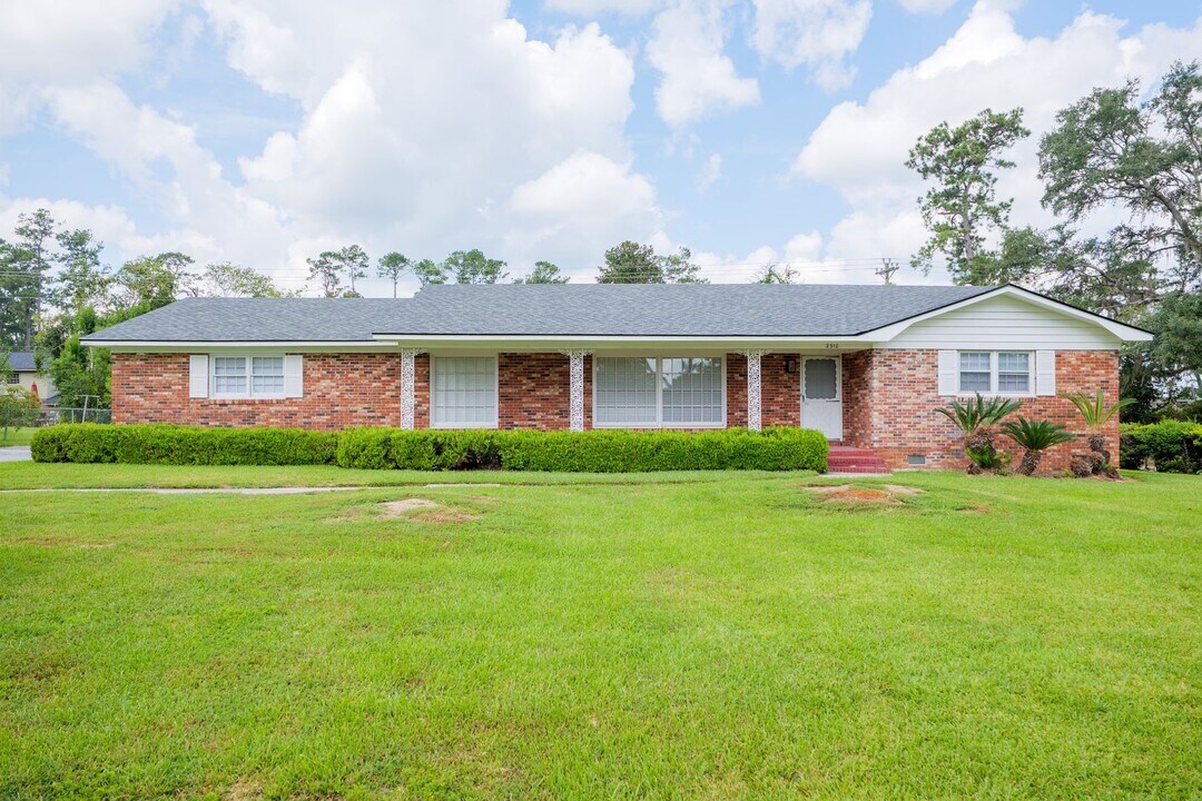 2310 Gornto Rd in Valdosta, GA - Building Photo