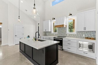 22206 Briarcliff Dr in Briarcliff, TX - Building Photo - Building Photo