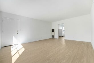 10906 Santa Monica Blvd in Los Angeles, CA - Building Photo - Building Photo