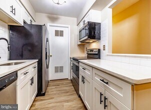 32 Buena Ct in Washington Township, NJ - Building Photo - Building Photo