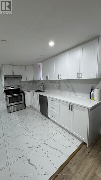 7 Maywood St in Brampton, ON - Building Photo