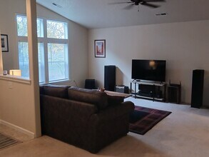 1361 Clearwater Dr in Medford, OR - Building Photo - Building Photo