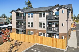 369 SE Reed Market Rd in Bend, OR - Foto de edificio - Building Photo