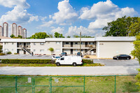 2135 Virginia Ave in Ft. Myers, FL - Foto de edificio - Building Photo