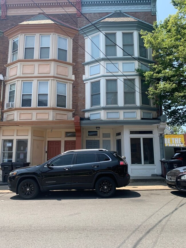 property at 216 W 7th St