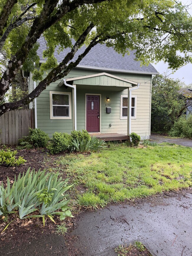 6102 SW 85th Ave in Portland, OR - Building Photo - Building Photo