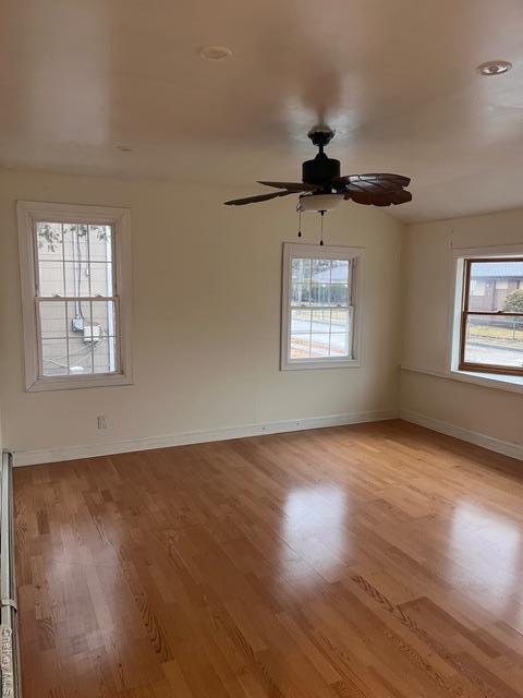 49 Manor Rd in Valley Stream, NY - Foto de edificio - Building Photo